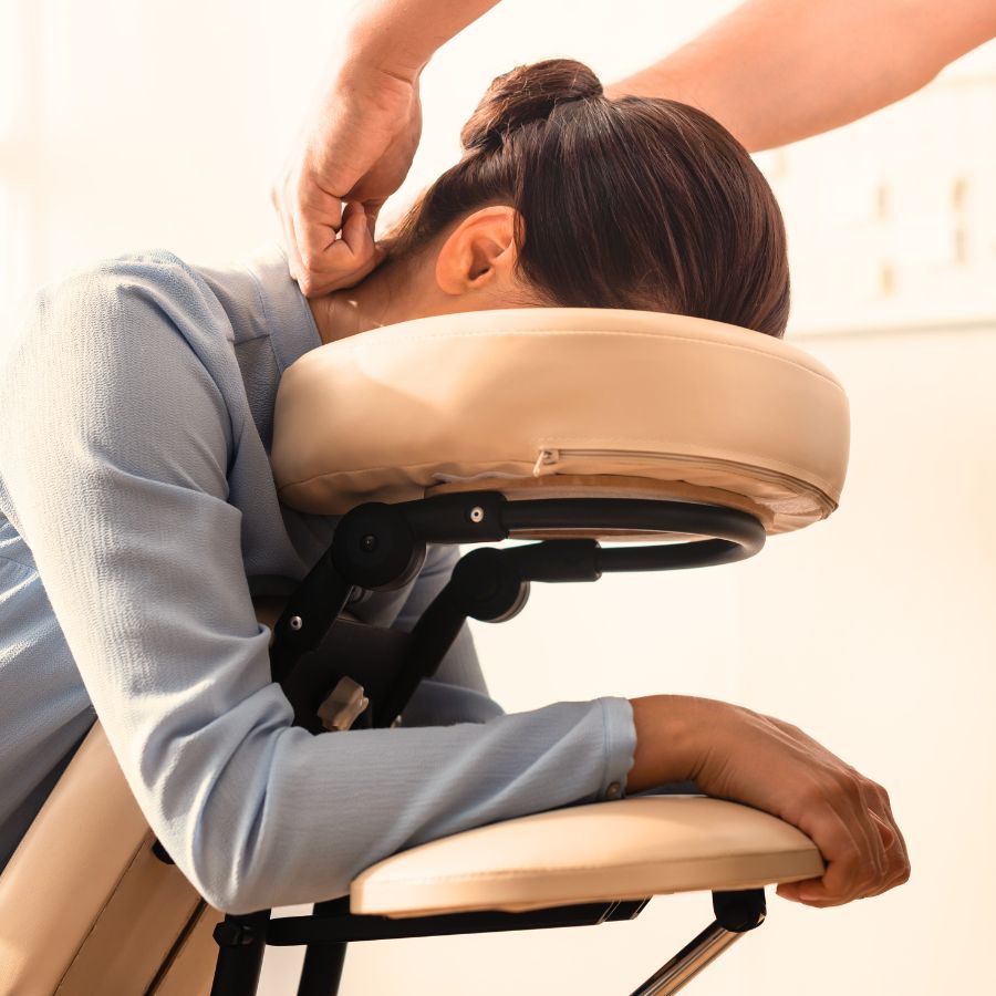 techniques de massages de amma assis, habillé réalisé pour les particuliers et les professionnels