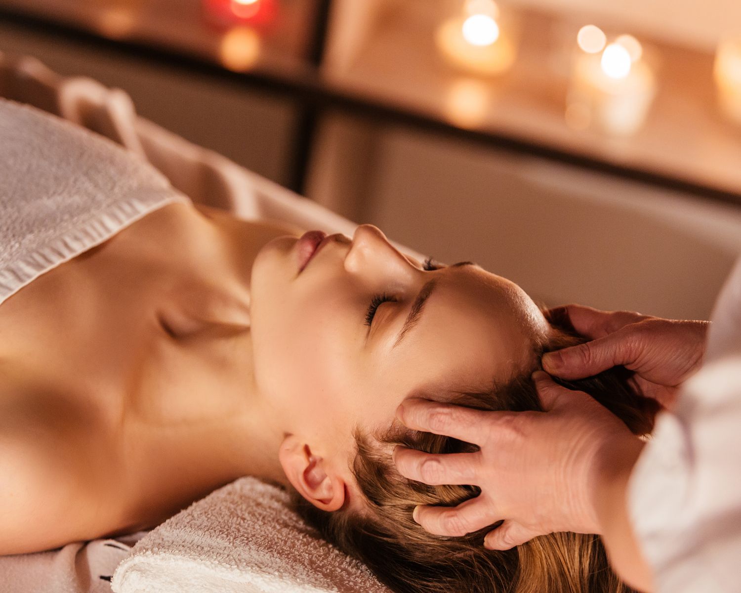 Massages du cuir chevelu crânien. Des gestes précis apportent une détente profonde, favorisant le bien-être mental et physique.