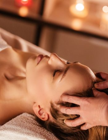 Massages du cuir chevelu crânien. Des gestes précis apportent une détente profonde, favorisant le bien-être mental et physique.