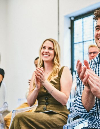 collaborateurs d'une entreprise qui applaudissent suite à la décision de la direction d'accorder aux salariés des massages parenthèses de bienfait pour elle