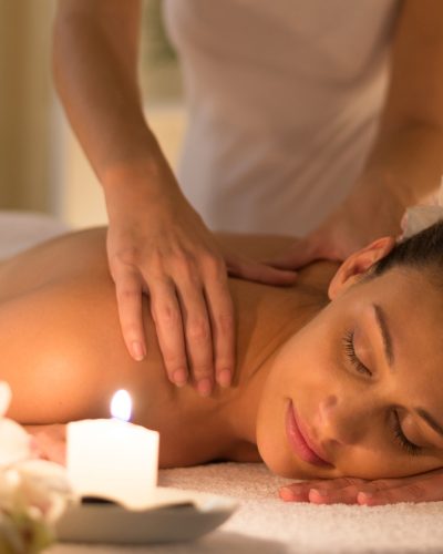 femme qui se fait masser, détendue.Explorez l'univers apaisant des massages, où des mains expertes offrent des soins relaxants. Découvrez une expérience de bien-être totale dans une atmosphère de détente à Longueil-Annel près de Compiègne et Noyon